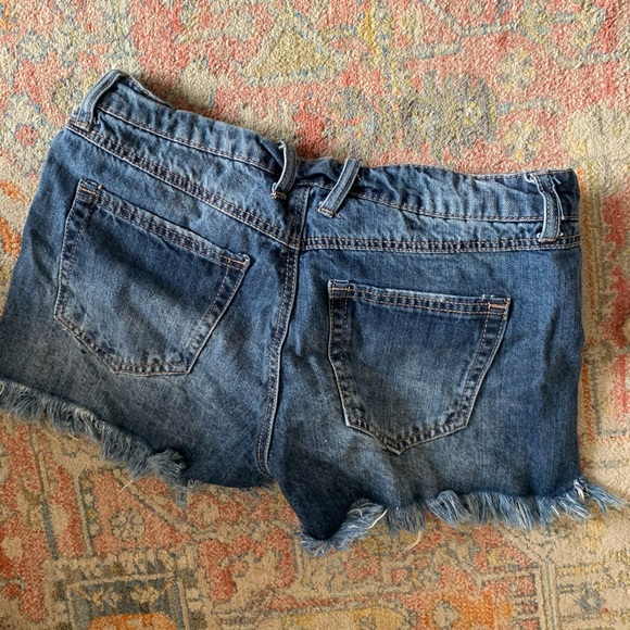 Frayed jean shorts - Picture 2 of 2